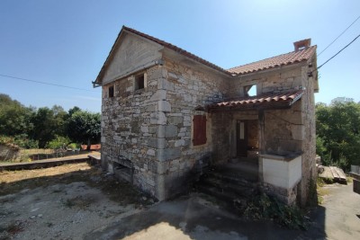 Ein altes Steinhaus im Zentrum von Istrien mit einem Hof ​​und einer Taverne