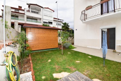 Renovated apartment on the ground floor with a yard, 800m from the sea 16