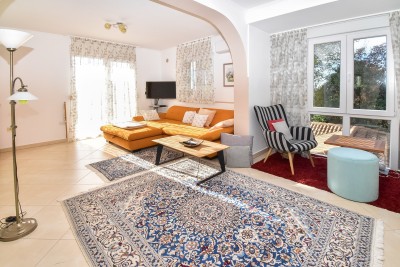 Casa con due appartamenti e un bel curato cortile 24