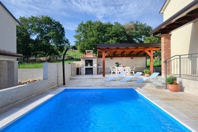 Ein ausgezeichnetes Haus mit Swimmingpool, Panoramablick und einem wunderschön angelegten Garten. 4