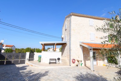 Casa in pietra d'Istria ristrutturata, l'ultima della fila, con vasca idromassaggio 19