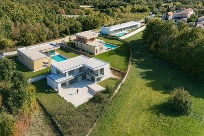Exkluzivna PRILIKA vila s infinity bazenom na rubu naselja – 4 spavaće sobe i potpuna privatnost