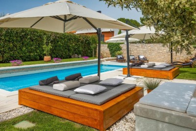 Luksuzna samostojeća vila s bazenom, wellness prostorom i uređenom okućnicom 43