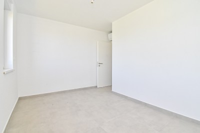 Dvoetažni stan s dvorištem i pogledom na more 13