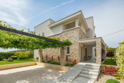 Luksuzna samostojeća vila s bazenom, wellness prostorom i uređenom okućnicom 50