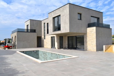 Villa moderna con garage e piscina