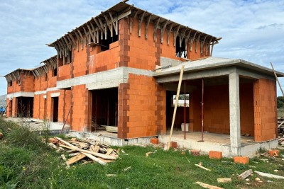 Moderna casa bifamiliare con piscina - nella fase di costruzione 14