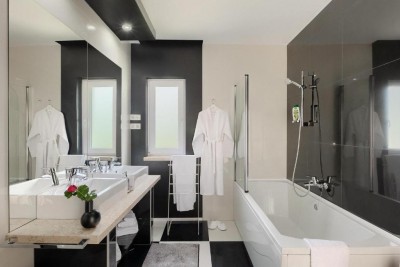 Luksuzna samostojeća vila s bazenom, wellness prostorom i uređenom okućnicom 28