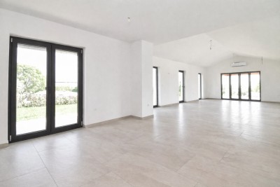 Mediteranska kamena vila s panoramskim pogledom i prostranim dvorištem 10