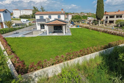 Mediteranska kamena vila s panoramskim pogledom i prostranim dvorištem 3