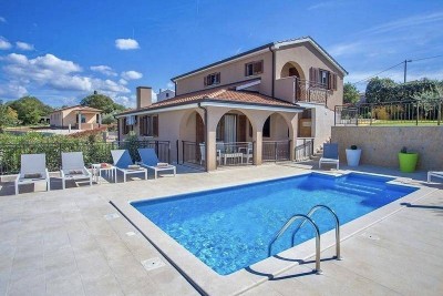 Poreč okolica – samostojeća kuća s bazenom i pogledom na more