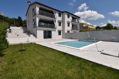 Moderna casa bifamiliare con piscina