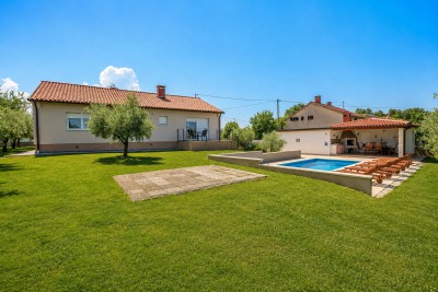 Prekrasna vila sa velikom okućnicom 26