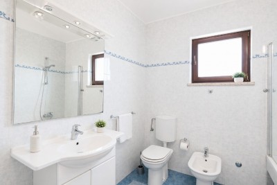 Poreč, prizemnica s bazenom i velikom okućnicom 9