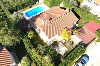 House with pool and garage 30