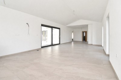 Mediteranska kamena vila s panoramskim pogledom i prostranim dvorištem 12