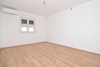 Luksuzan stan u prizemlju s bazenom, 700m od mora i marine 10