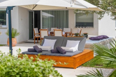 Luksuzna samostojeća vila s bazenom, wellness prostorom i uređenom okućnicom 46