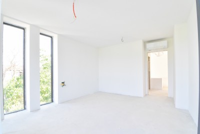 Moderna kuća s bazenom i vrhunskom opremom 14