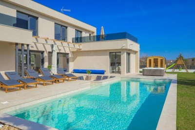 Luksuzna vila s grijanim bazenom, wellness sadržajem i uređenom okućnicom 33
