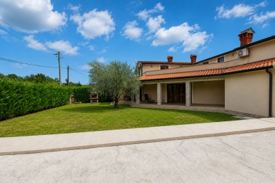 Poreč nei dintorni – ampia casa con 3 appartamenti, grande giardino e potenziale per piscina 5