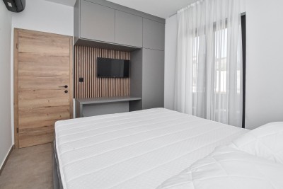 Moderna prizemnica s bazenom na mirnoj lokaciji 20