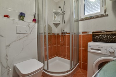 Stan u prizemlju s uređenim vrtom i pogledom na more 23