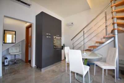 A beautiful renovated two-story apartment with a garden in a great location 5