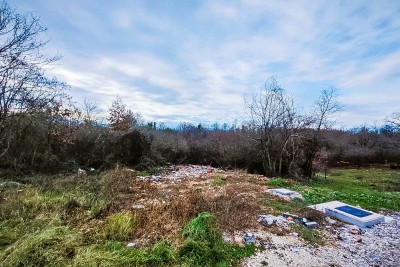 Prostrano građevinsko zemljište 11km od Poreča sa pogledom na šumu