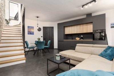 Obnovljena kamnita hiša s 3 apartmaji v centru