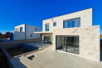 Eine neue moderne Villa mit Swimmingpool in schöner Touristenlage
