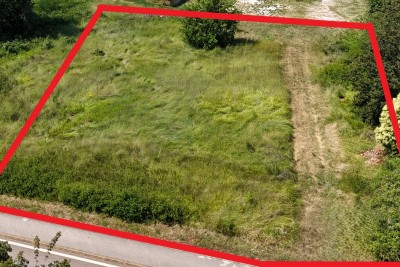 Parenzo – Terreno edificabile a 1 km dal mare 3